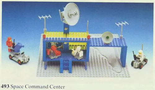 Catalogue picture of the built set 493 Space Command Center (Craterplate version)