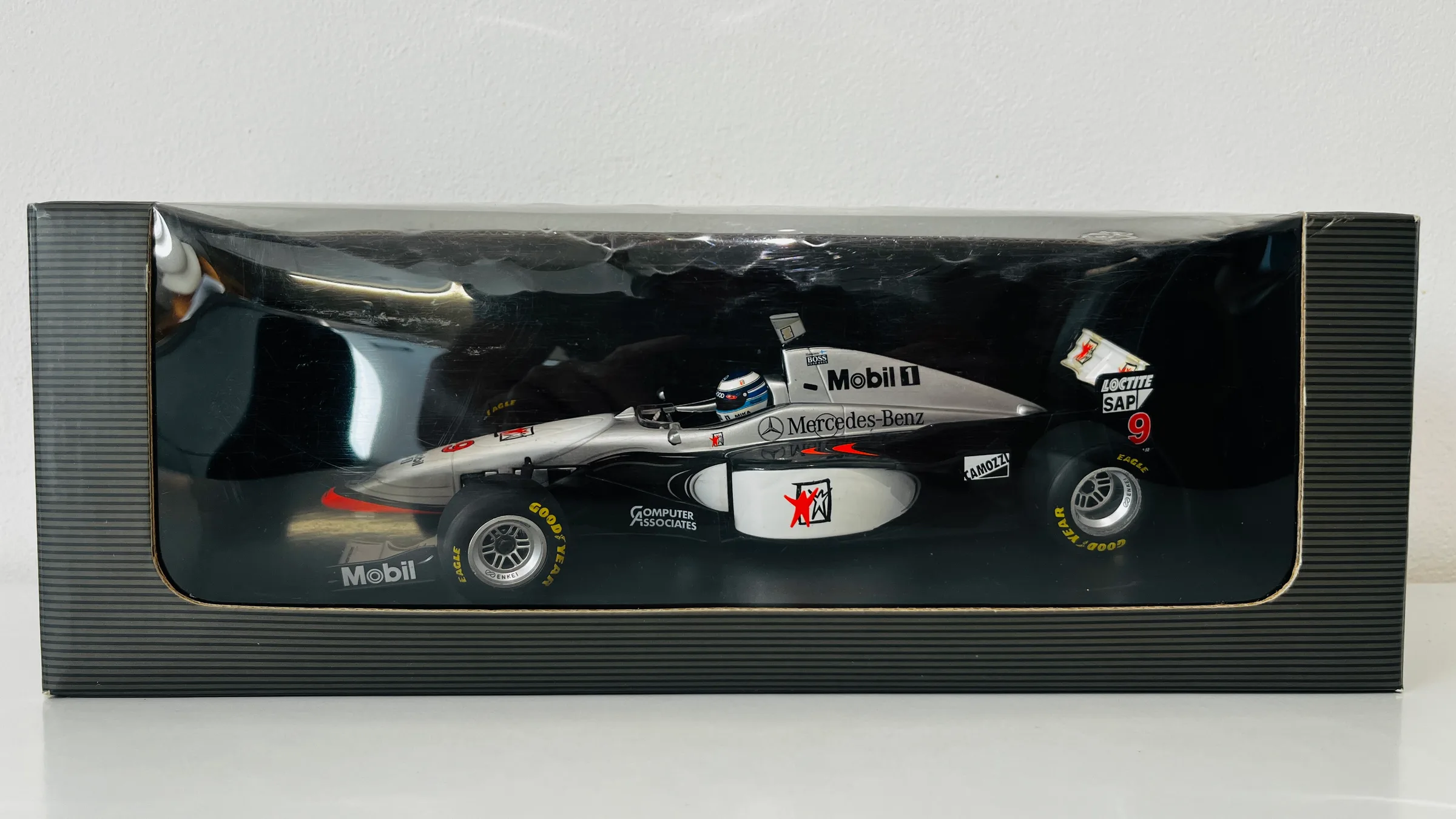 McLaren Mercedes MP4/12 — Mika Häkkinen 1997, Minichamps 1:18 — photo 1