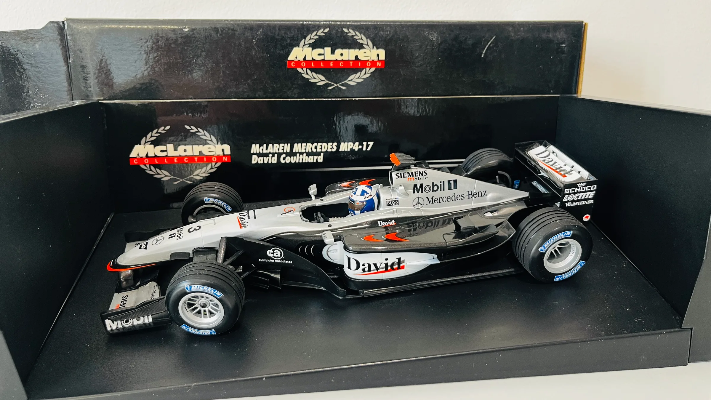 McLaren Mercedes MP4-17 — David Coulthard 2002, Minichamps 1:18 — photo 1