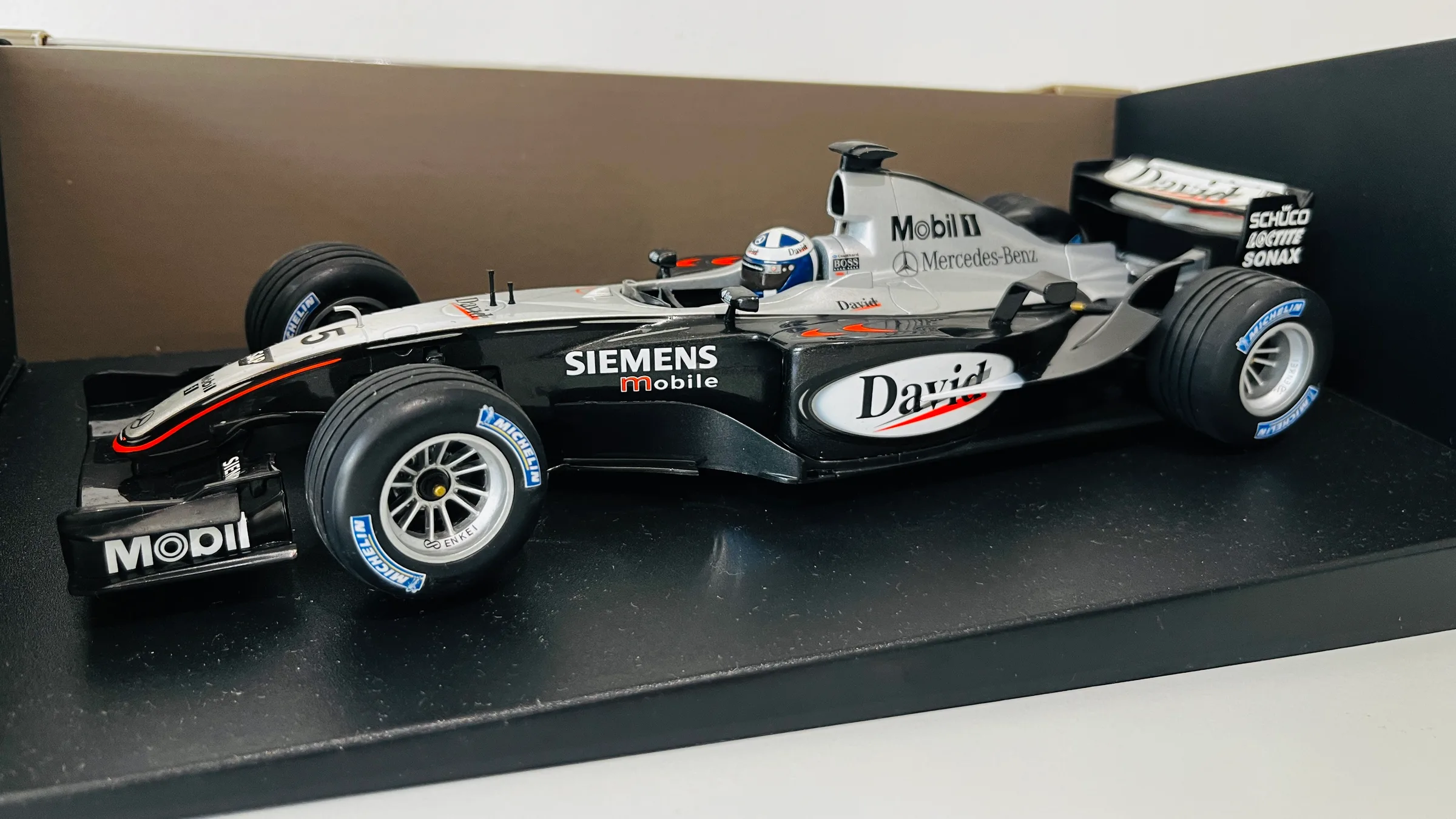 McLaren Mercedes MP4-18 — David Coulthard 2003, Minichamps 1:18 — photo 3