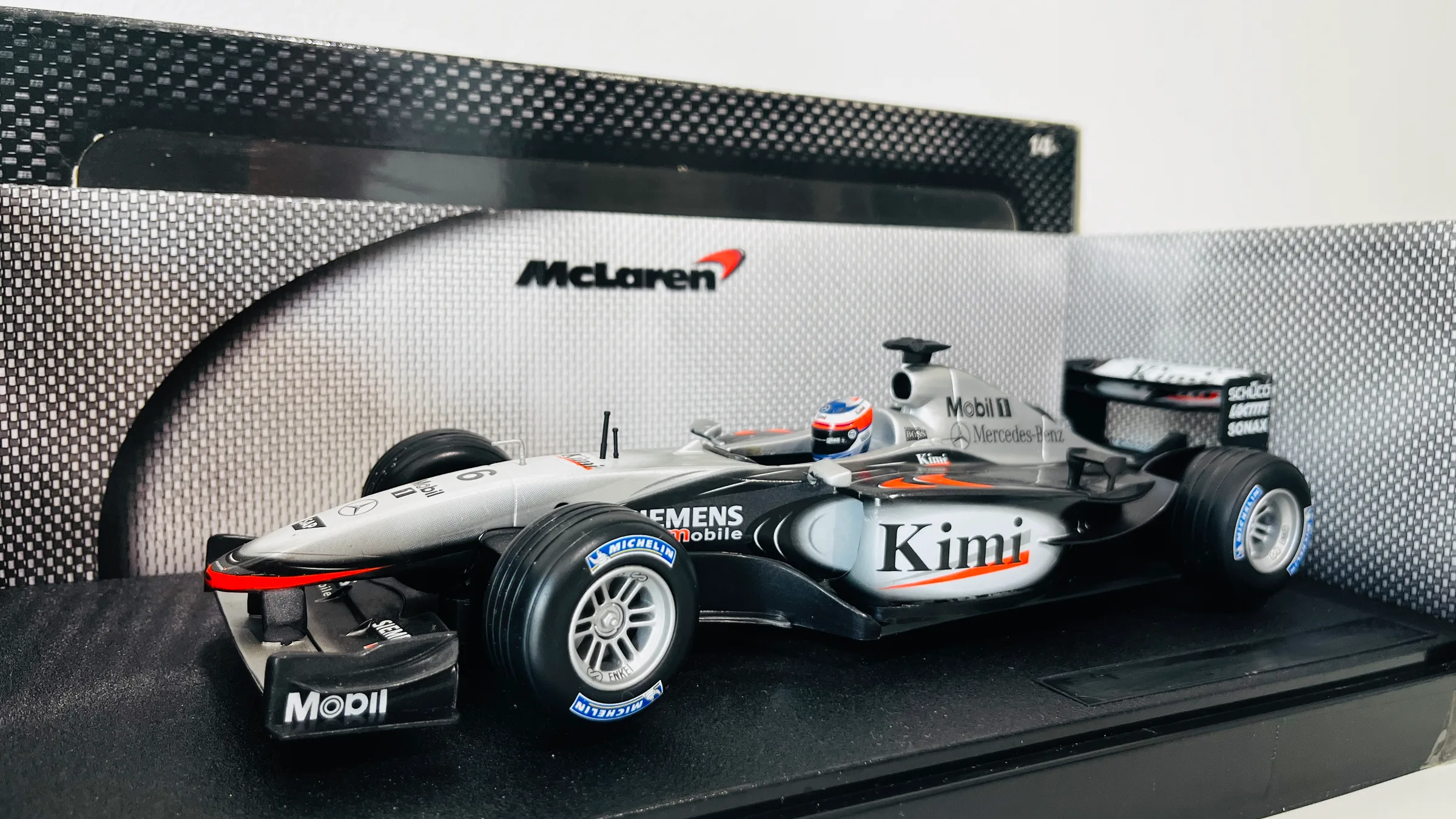 McLaren Mercedes MP4-17D — Kimi Räikkönen 2003, Hot Wheels Racing 1:18 — photo 1