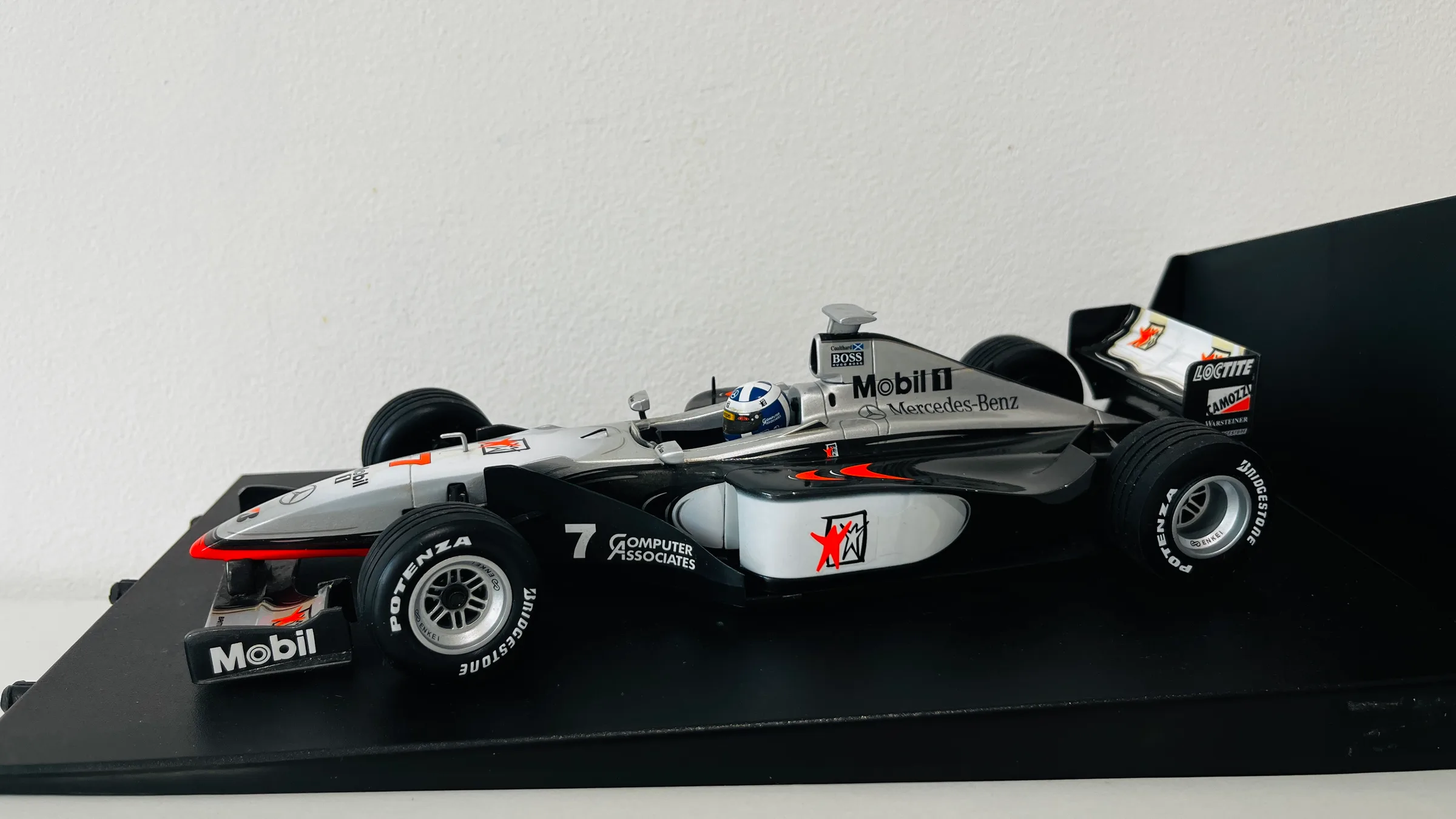 McLaren Mercedes MP4/13 — David Coulthard 1998, Minichamps 1:18 — photo 1
